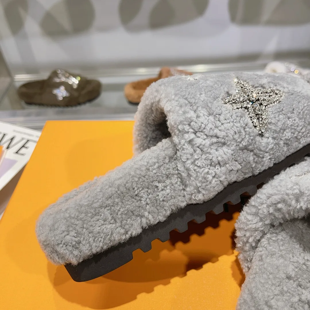 👟👟Ex-factory price 500👟👟 Popular style [LV mop] official website synchronization: counter quality! My family only makes all-genuine leather lamb🐑wool. A huge trendy autumn and winter thick-soled fur flip flop. The 8-color series makes it a beautiful landscape. The super comfortable and luxurious wool texture makes your feet more beautiful, confident and comfortable. It is very suitable for home and outdoor essentials. 1: Fabric: Genuine leather lamb🐑wool, purely hand-stitched. 2: Lining: Genuine leather lamb🐑wool. 3: Feet: Genuine leather lamb 🐑 hair 4: Outsole: Wear-resistant, non-slip foam outsole 5: Number of yards: 35-41, 16 colors available [Note: 41 customized